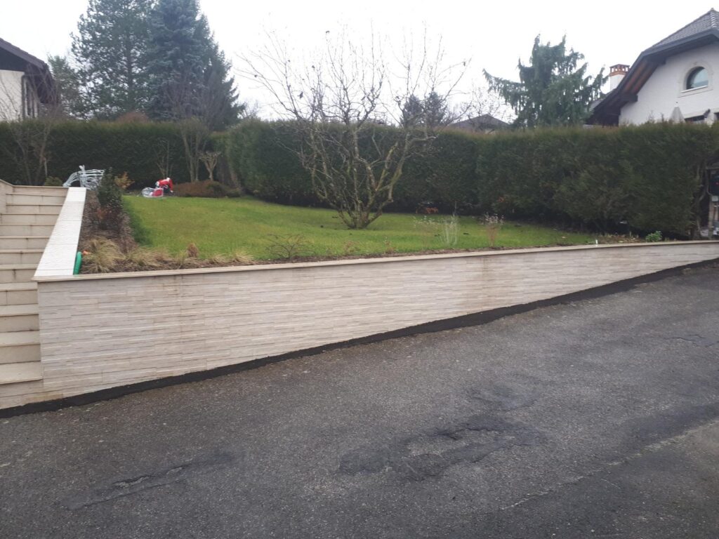 Mur béton armé et revêtement céramique